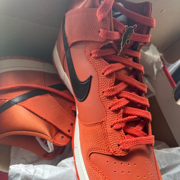 Nike Dunk Limited Edition - Picture 2 of 5